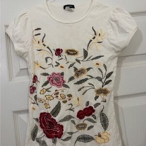 Vintage Eyeshadow Ivory Short-Sleeve Tee with Multicolor Floral Embroidery